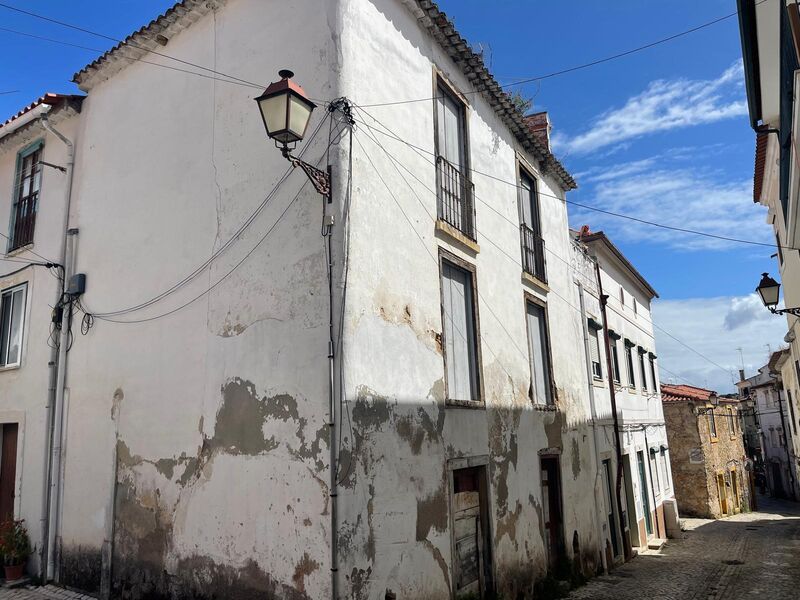 Building to recover Torres Novas - privileged location