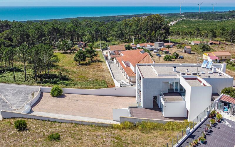 House in the center V5 Calhau Nazaré - gardens, barbecue, balcony, equipped kitchen, garage, sauna, balconies, garden, air conditioning, terrace, central heating, fireplace