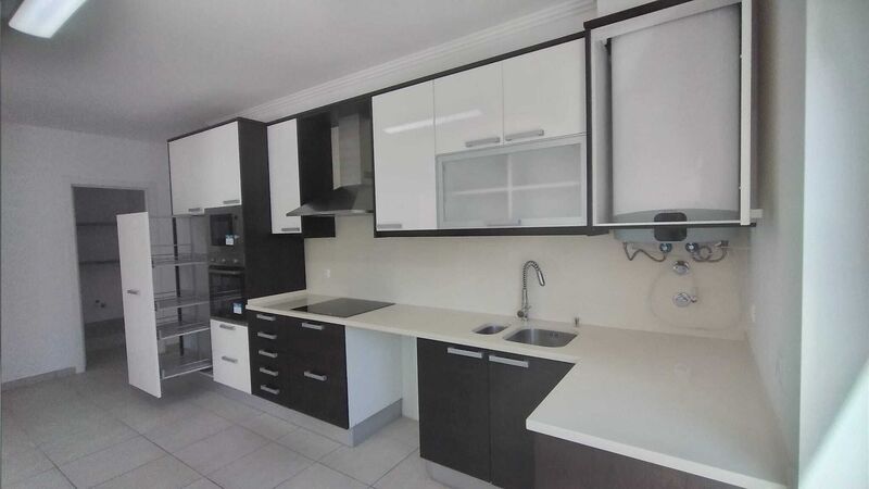 House 3 bedrooms Refurbished townhouse Ericeira Mafra - balcony, automatic gate, sea view, garden, barbecue, garage, fireplace, terrace