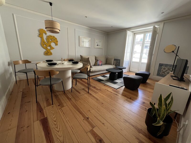 Apartamento Moderno no centro T2 Santa Maria Maior Lisboa - isolamento acústico, ar condicionado, 4º andar, cozinha equipada, varanda, mobilado, vidros duplos