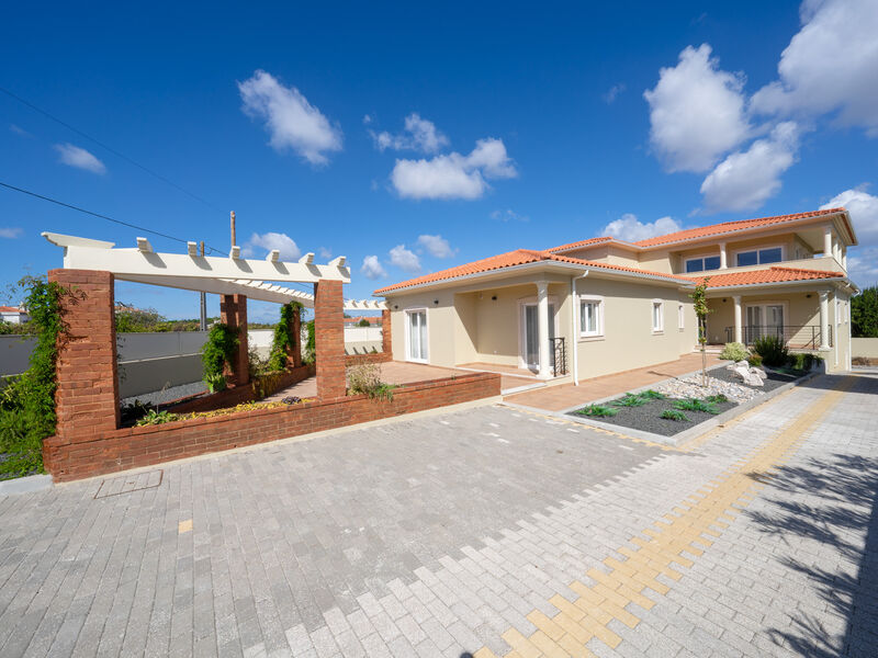 Casa nova V4 Marinha Grande - equipado, lareira, piscina, garagem, alarme, ar condicionado