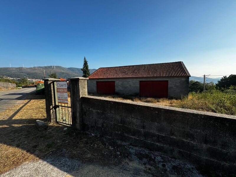 Warehouse with 172sqm Cousso Melgaço - easy access