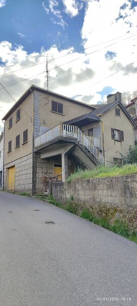House 4 bedrooms Cristoval Melgaço - garage
