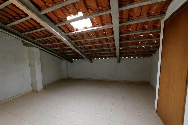 Apartamento T3 em excelente estado Marinha Grande - sótão, lareira, ar condicionado, garagem, varanda