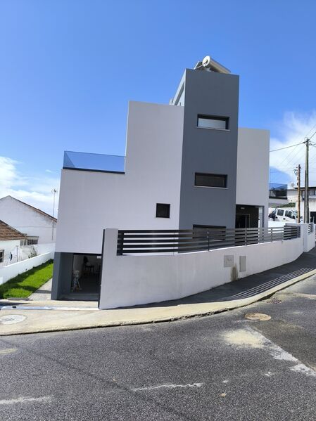 House new near the center 4 bedrooms Vila Franca de Xira - equipped kitchen, equipped, terrace, swimming pool, fireplace, garage, double glazing, balcony, automatic gate