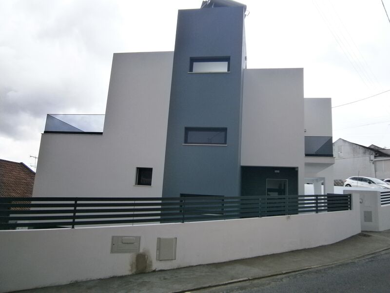 House nouvelle near the center V4 Vila Franca de Xira - equipped kitchen, equipped, terrace, swimming pool, fireplace, garage, double glazing, balcony, automatic gate