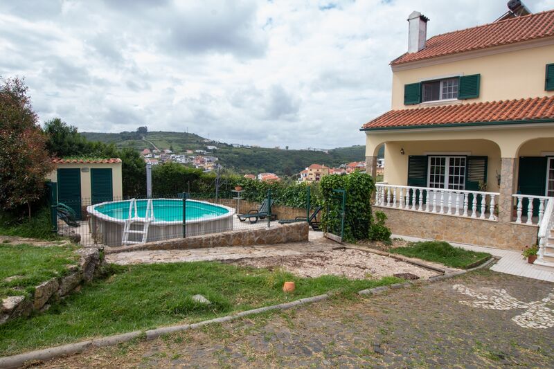House in good condition 5 bedrooms Cheleiros Mafra - garage, balcony, fireplace, swimming pool, barbecue
