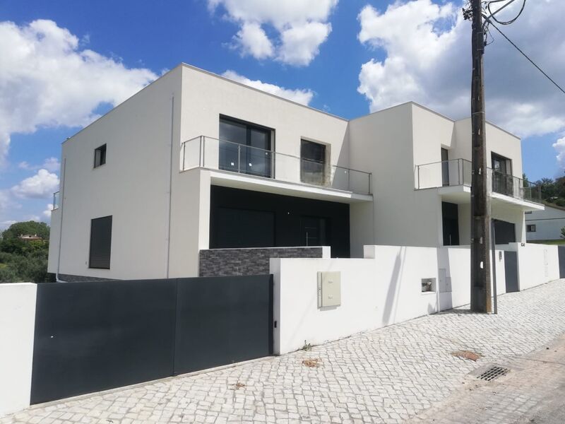 House V4 nueva Nossa Senhora das Misericórdias Ourém - double glazing, heat insulation, balconies, air conditioning, balcony, garage
