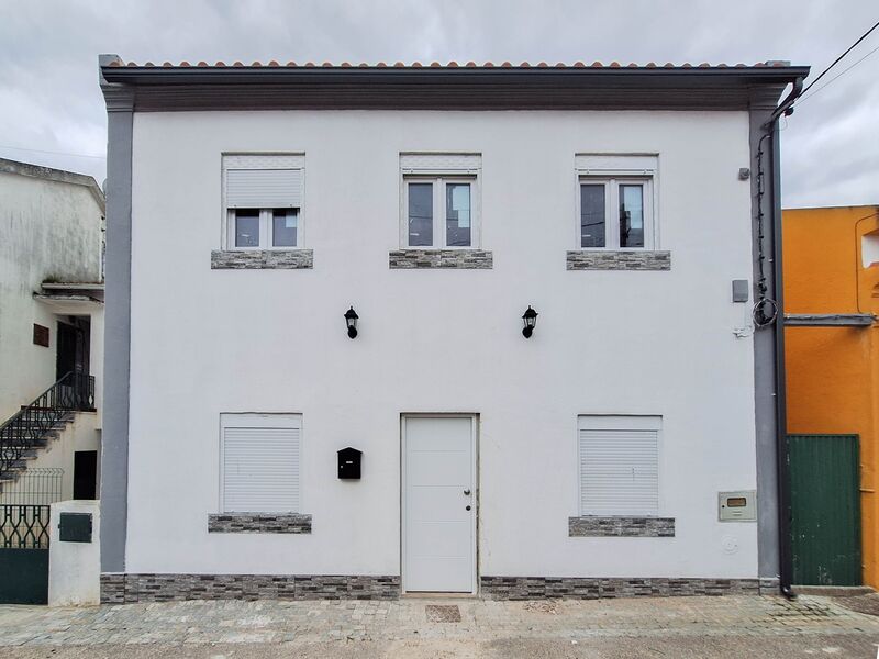 House Refurbished well located 4 bedrooms Abrantes - equipped kitchen, floating floor, double glazing, attic, backyard