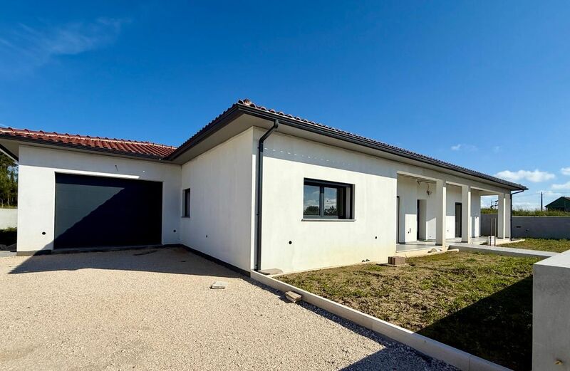House V3 nouvelle Carriço Pombal - double glazing, solar panels, automatic gate, terrace, garage