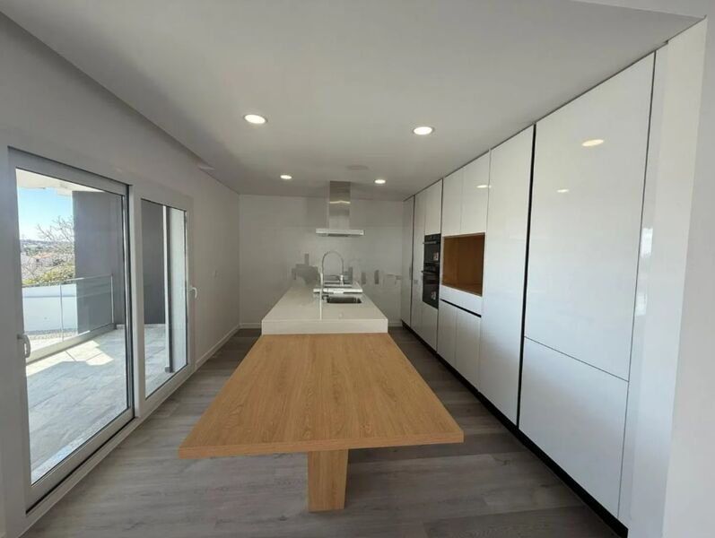 Woning V4 Modern Corroios Seixal - dubbel glas, zwembad, tuin, balkon, garage, zonnepanelen