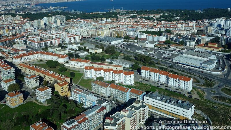 Loja Equipada em zona central Almada - cozinha, muita luz natural, montra, vidros duplos