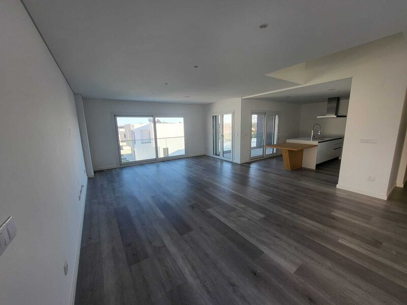 Woning V4 nieuw Corroios Seixal - zonnepanelen, balkon, zwembad, tuin, dubbel glas, garage, uitgerust