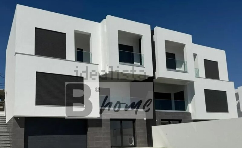 Casa V4 nova Corroios Seixal - jardim, piscina, garagem, vidros duplos, painéis solares, varanda