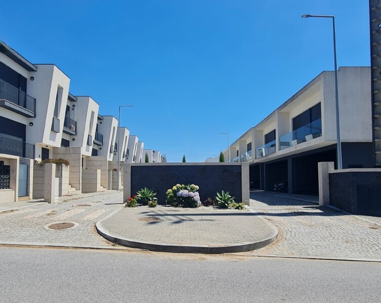 Maison Moderne V4 Marinhas Esposende - double vitrage, cheminée, vue mer, barbecue, jardin, chauffage central, balcons, garage, cuisine équipée