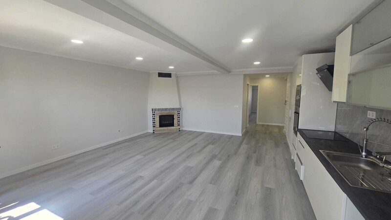 Apartamento T4 Remodelado em excelente estado Amora Seixal - varanda, vidros duplos, marquise, arrecadação