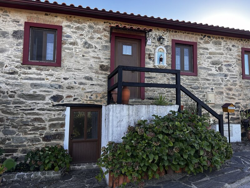 Moradia em xisto remodelada, com terreno em Vila de Rei
