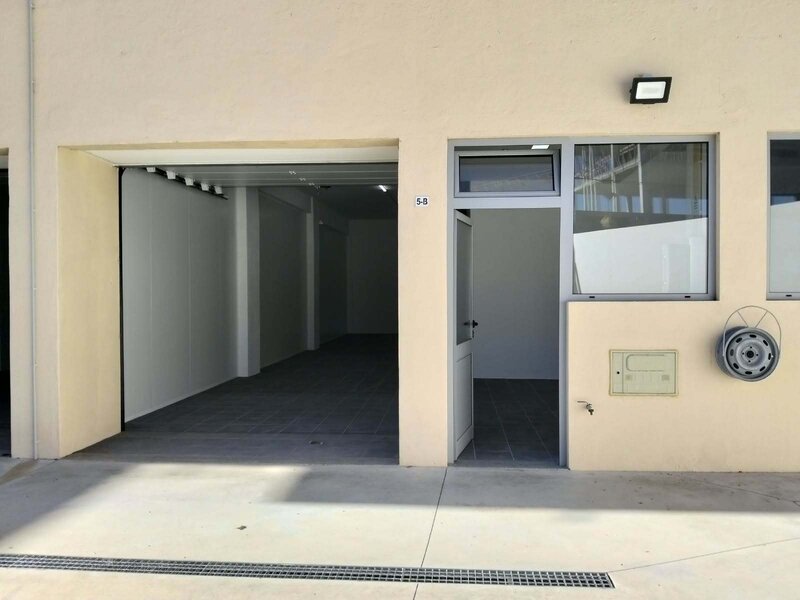 Loja Remodelado no centro Sertã - estacionamento