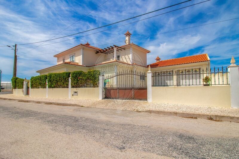 House 4 bedrooms Silveira Torres Vedras - garden, fireplace, equipped kitchen, equipped, barbecue, balconies, balcony, garage, automatic irrigation system, central heating, solar panels