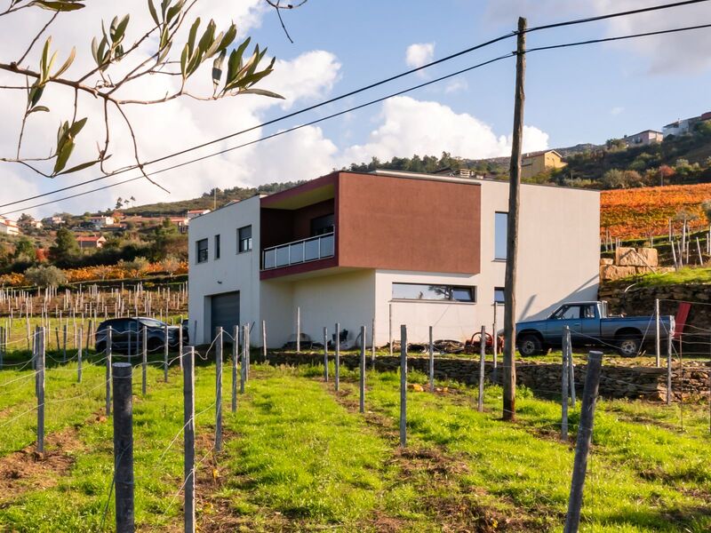 Moradia nova no campo V3 à venda Barcos Tabuaço - varanda, equipado, painéis solares, aquecimento central