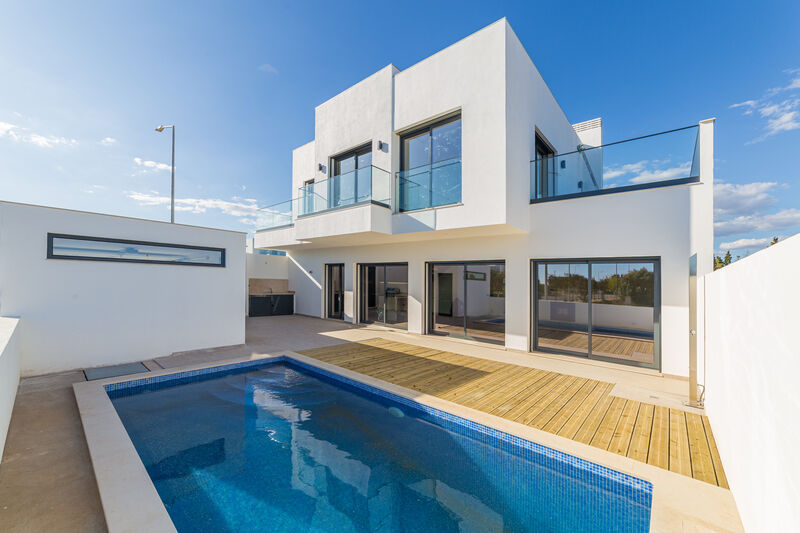 Moradia V3 de luxo em urbanização Luz de Tavira - painéis solares, jardim, bbq, terraço, ar condicionado, piscina, garagem, varanda