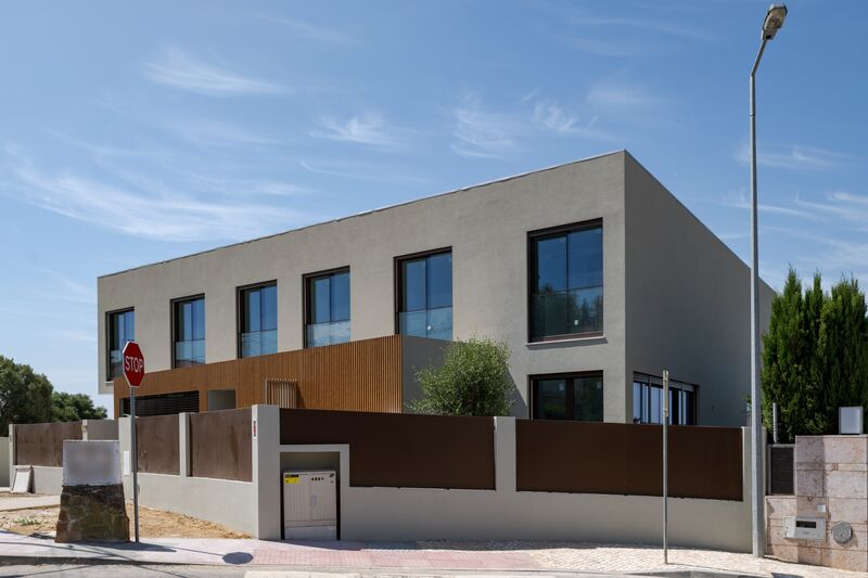 House 3 bedrooms new Alcabideche Cascais - double glazing, air conditioning, equipped, garden, solar panels, garage, swimming pool