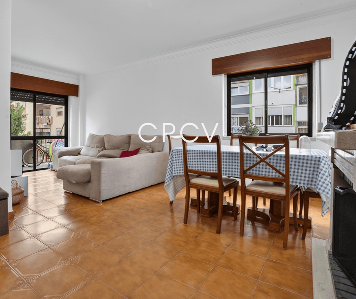 Apartamento T2 com Varanda, Lareira e Arrecadação - Rua Luís Sambo, Cacém