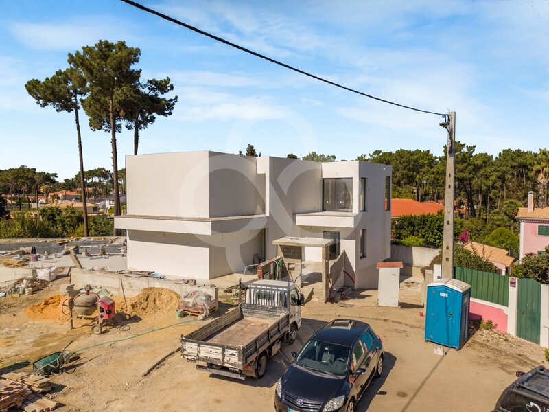 Moradia de luxo com piscina junto à Aroeira e a poucos minutos das praias da Costa e Fonte da Telha