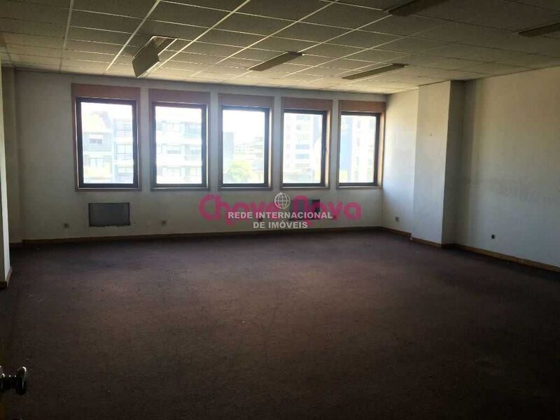 Office Campanhã Porto - plenty of natural light, easy access, wc