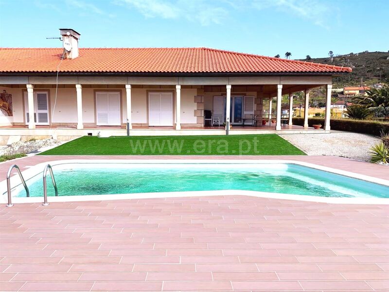 House V5 Luxury Resende - automatic irrigation system, garage, barbecue, solar panels, backyard, air conditioning, automatic gate, swimming pool