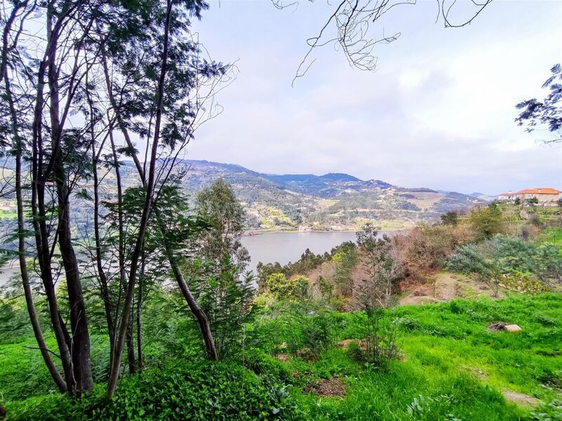 Land with 3115sqm Resende