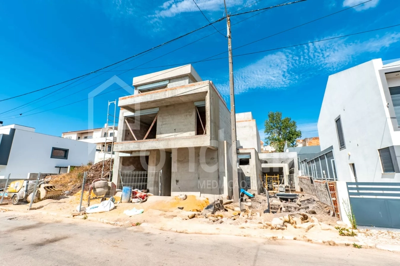 Moradia T4 para venda em Famões
