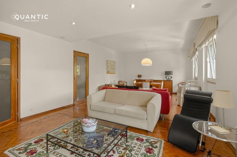 Apartamento T5 luminoso na Av. da Liberdade Fundão
