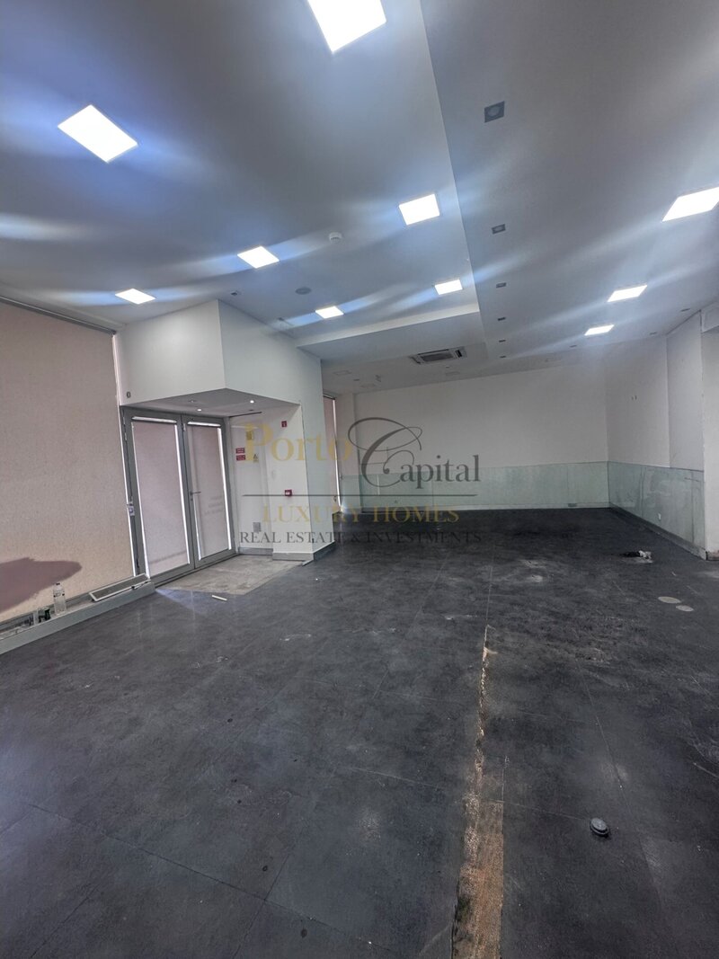 Espaço Comercial para Arrendamento Com 198m² -Versátil e Pronto a Receber o Seu Negócio