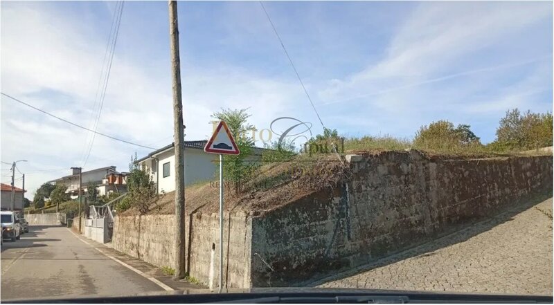 Terreno para construção com cerca de 1.000m² em Meinedo, Lousada