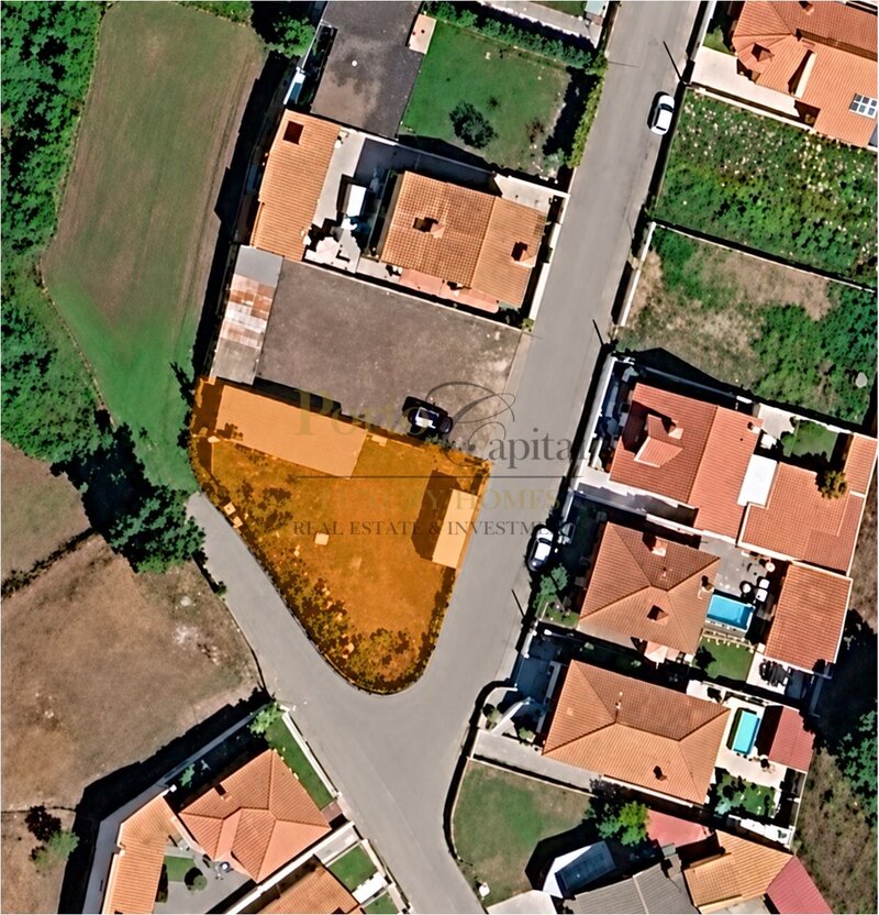 Terreno para Construção com 580m² e 3 Frentes em Reguenga, Santo Tirso