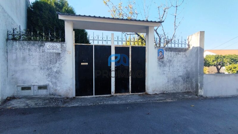 Quinta com Terreno de 2840 m2 e Vistas sobre o Rio Douro
