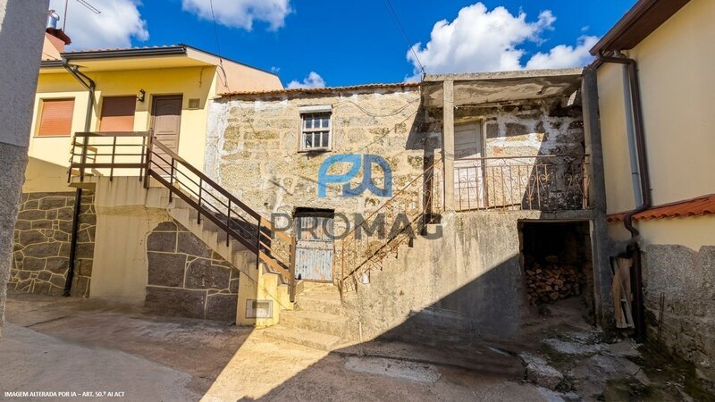 Moradia T1 com terreno de 560m2 urbanizavél em urgueira, valadres - baião