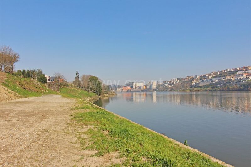 Plot of land with 1056sqm Oliveira do Douro Vila Nova de Gaia