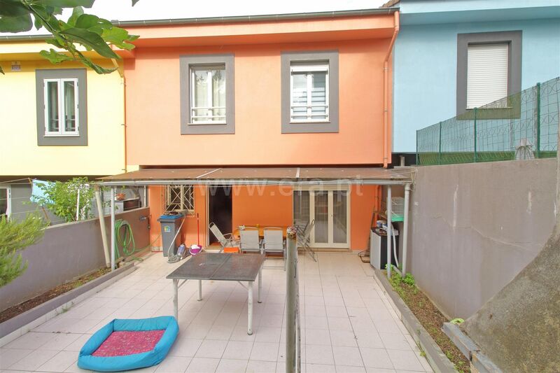 Moradia V4 Vilar de Andorinho Vila Nova de Gaia para comprar - garagem, terraço, cozinha equipada, quintal