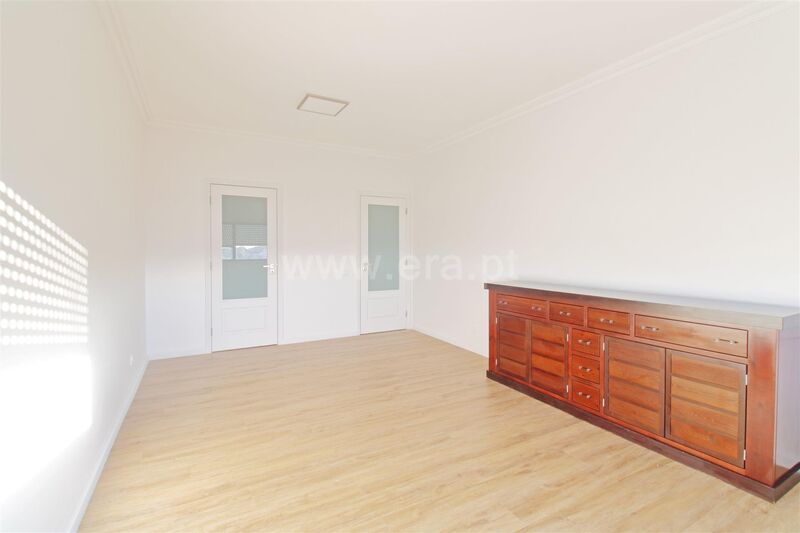 Apartamento T2 Renovado com boas áreas Oliveira do Douro Vila Nova de Gaia para vender - excelente localização, parque infantil, lugar de garagem, garagem, ténis, jardins, piscina, condomínio fechado
