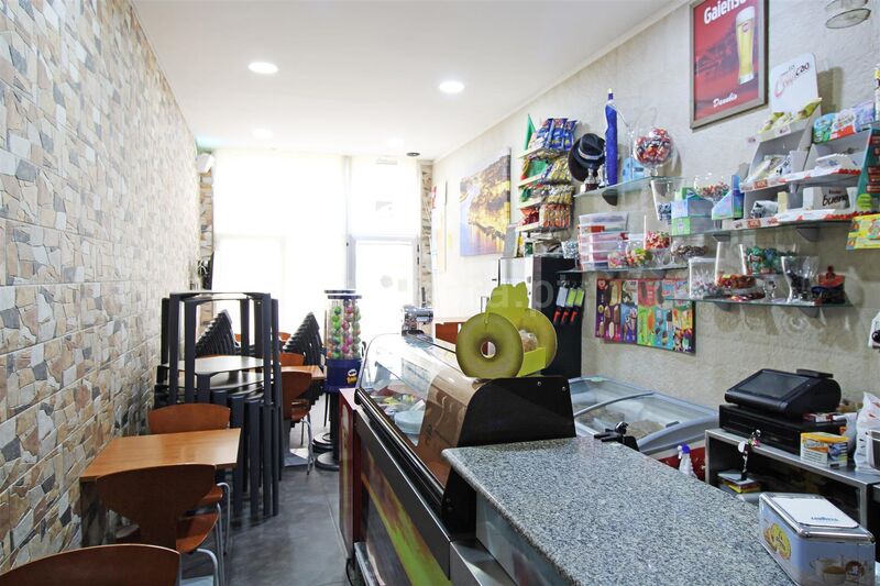 Café Vilar de Andorinho Vila Nova de Gaia à venda - bons acessos, montra, esplanada, bastante luz natural