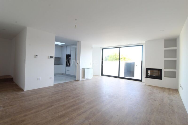 Venda Moradia V2 nova São Félix da Marinha Vila Nova de Gaia - aquecimento central, jardins, lareira, ar condicionado, garagem