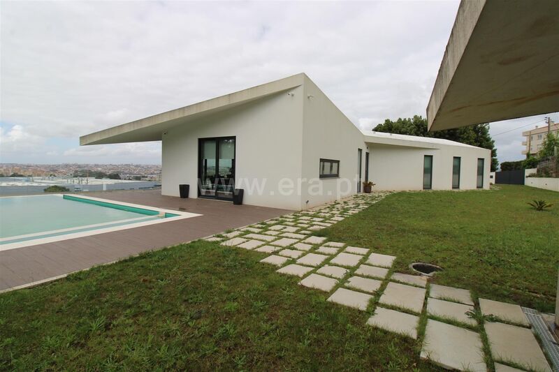 Moradia Isolada V3 Oliveira do Douro Vila Nova de Gaia - portão automático, painéis solares, garagem, bbq, jardins, alarme, piscina, ar condicionado, piso radiante