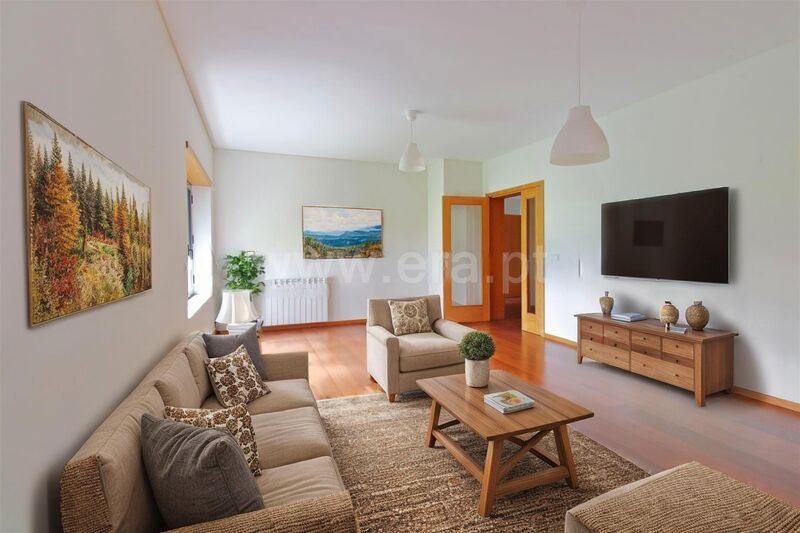 Apartment 4 bedrooms in good condition Oliveira do Douro Vila Nova de Gaia - central heating, kitchen, gardens, garage