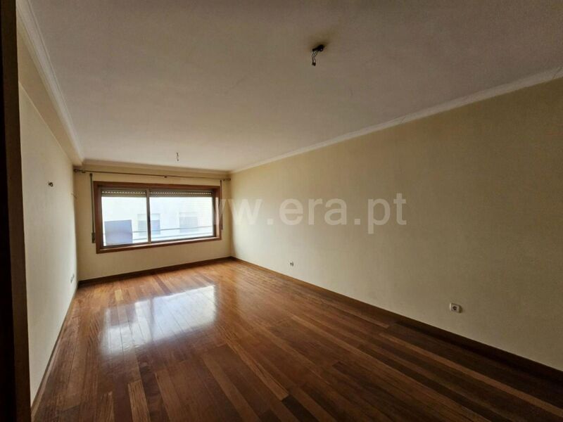 Apartamento T3 Vila Nova de Gaia - jardins, garagem, cozinha equipada, aquecimento central