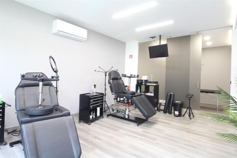 Excelente loja Equipada Vila Nova de Gaia - wc, montra, terraço