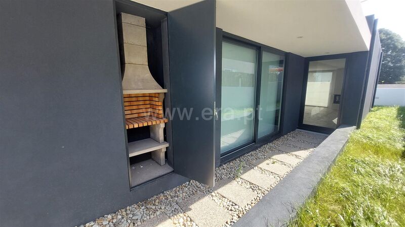Moradia nova V3 São Félix da Marinha Vila Nova de Gaia - garagem, aquecimento central, jardins, ar condicionado, lareira