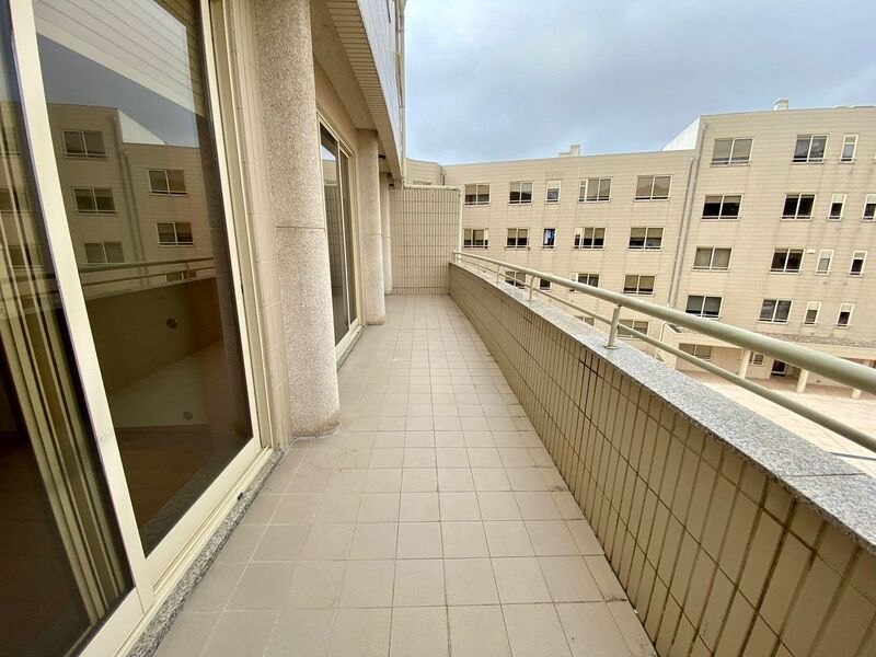 Apartamento T3 Renovado no centro Vila Nova de Gaia  Valadares para venda - 3º andar, excelente localização, parque infantil, aquecimento central, terraço, equipado, condomínio fechado, varanda, garagem