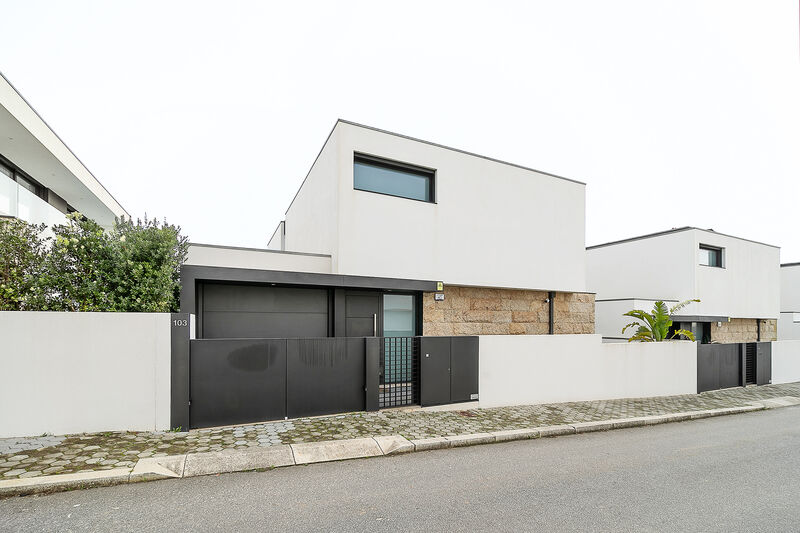 Moradia de luxo V3 São Félix da Marinha Vila Nova de Gaia - terraço, painéis solares, alarme, varanda, garagem, piscina, jardim, piso radiante